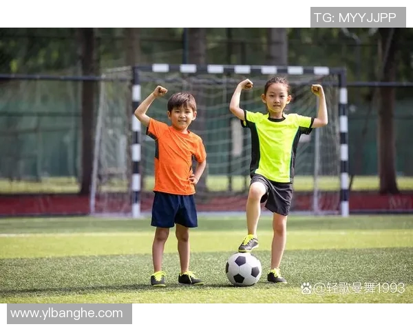 足球明星与儿子共度温馨时光在绿茵场上挥洒汗水传承足球梦想 足球明星与儿子共度温馨时光在绿茵场上挥洒汗水传承足球梦想